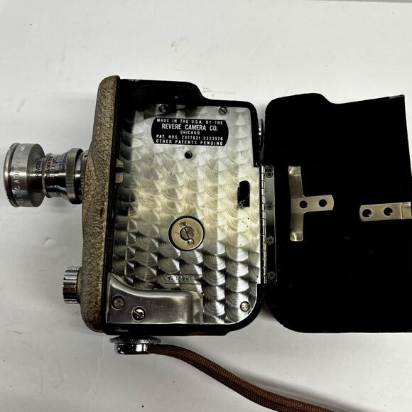 Revere 8 Model B-63 Vintage Movie Camera 8mm with Case and Accessories Untested - Picture 5 of 10